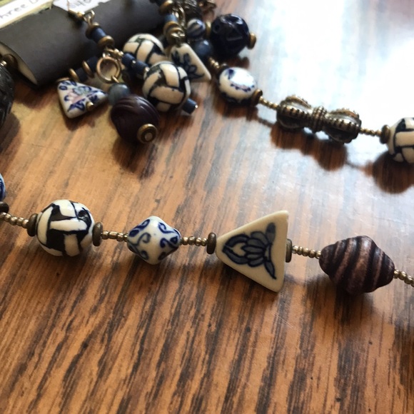 Gently worn THREE LADIES porcelain necklace with matching earrings - Picture 5 of 7